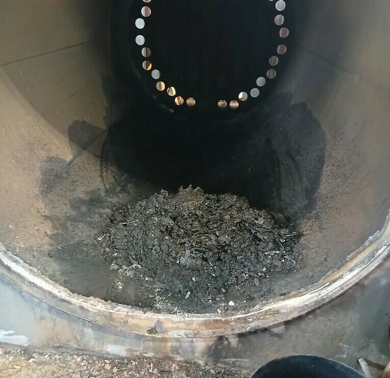 Очищенный внутри котёл до уборки вычищенного мусора.