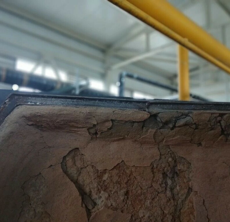 Дефекты крышки − разрушение обмуровки передней крышки. До ремонта. Фото 1