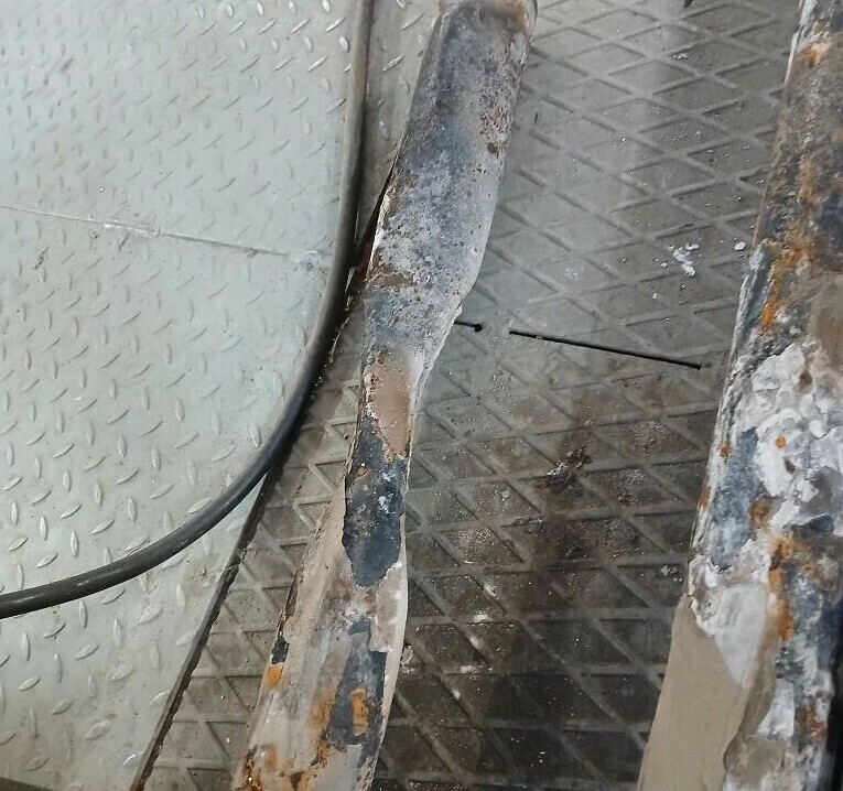 Удалённые из котла дымогарные трубы, деформированные от перегрева, фото 1