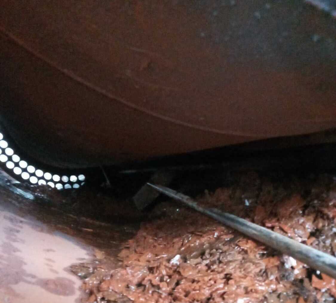 Происходит чистка газового котла котельной