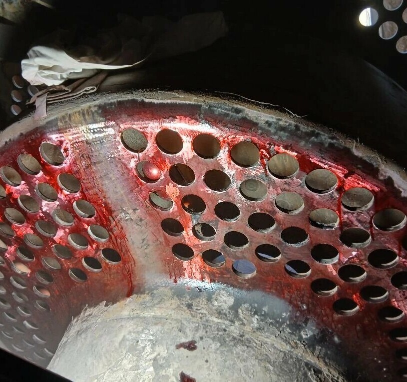 Выявление дефектов на трубной доске путём нанесения краски (капиллярная диагностика дефектов).