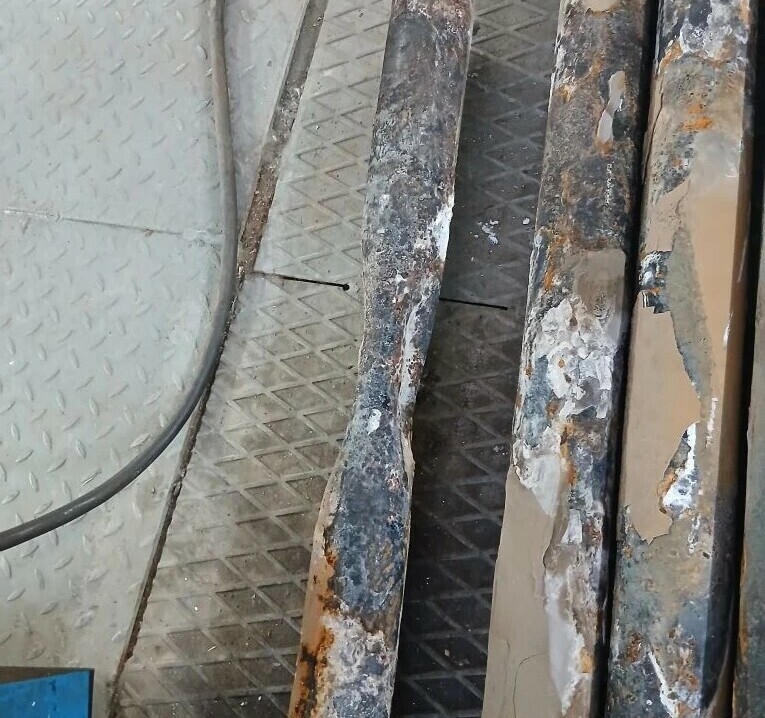 Удалённые из котла дымогарные трубы, деформированные от перегрева, фото 2
