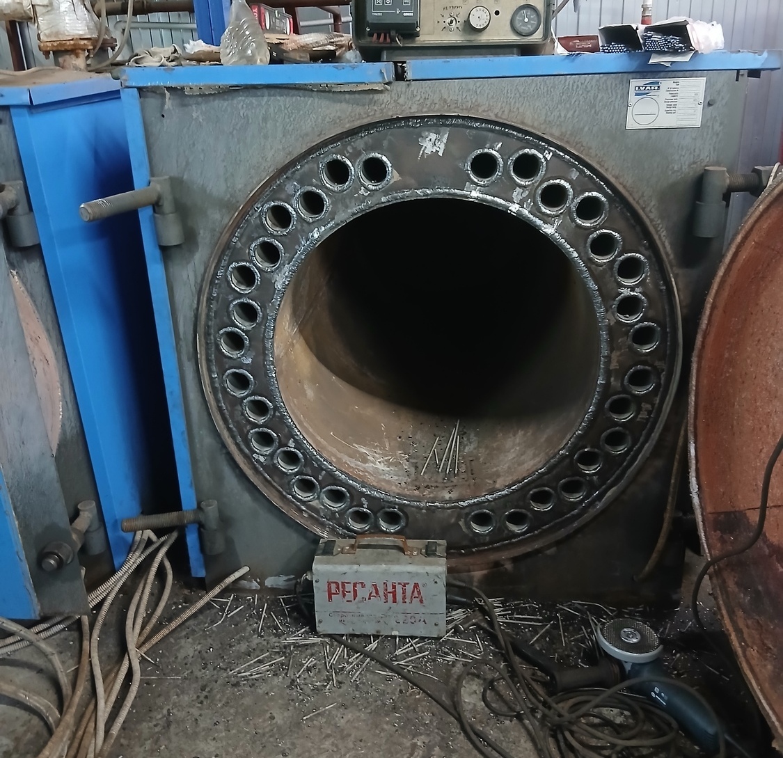 Котёл после ремонта и замены дымогарных труб. Сварные швы. Вид спереди.