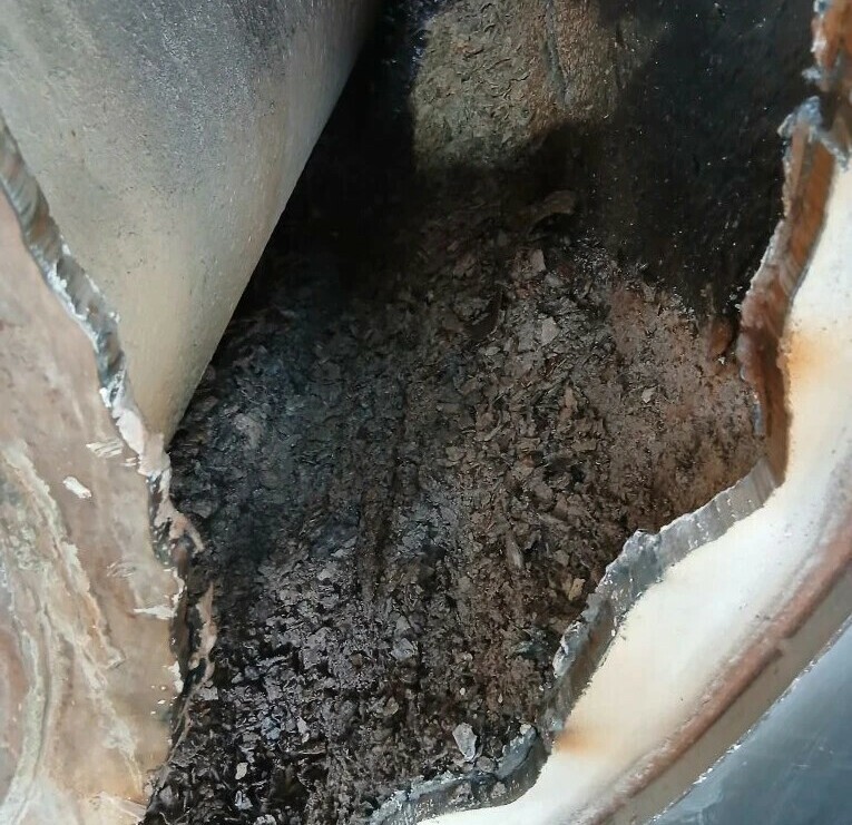 Видны отложения после удаления дымогарных труб.