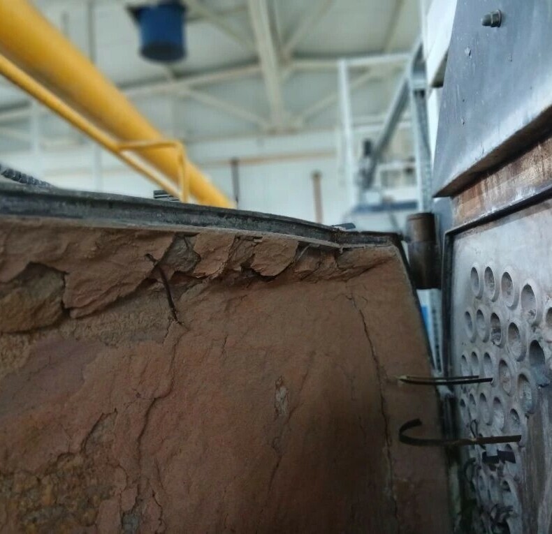 Дефекты крышки − разрушение обмуровки передней крышки. До ремонта. Фото 2