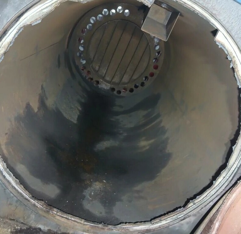 Очищенный внутри котёл перед монтажом дымогарных труб и жаровой трубы.