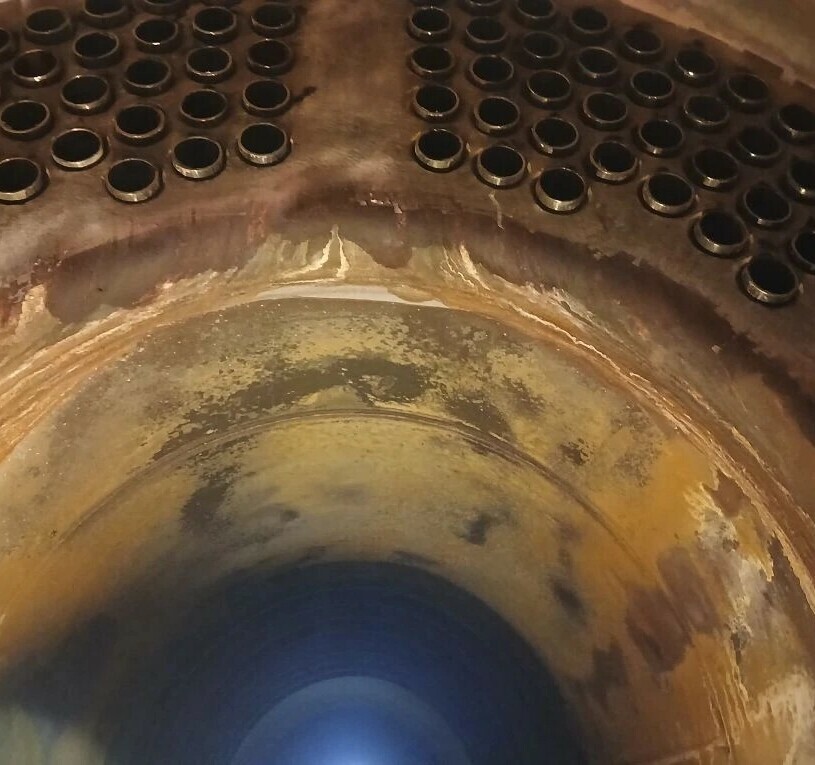 Дымогарные трубы набиты. Котёл готов к сварочным работам. Поворотная камера (внутри котла).