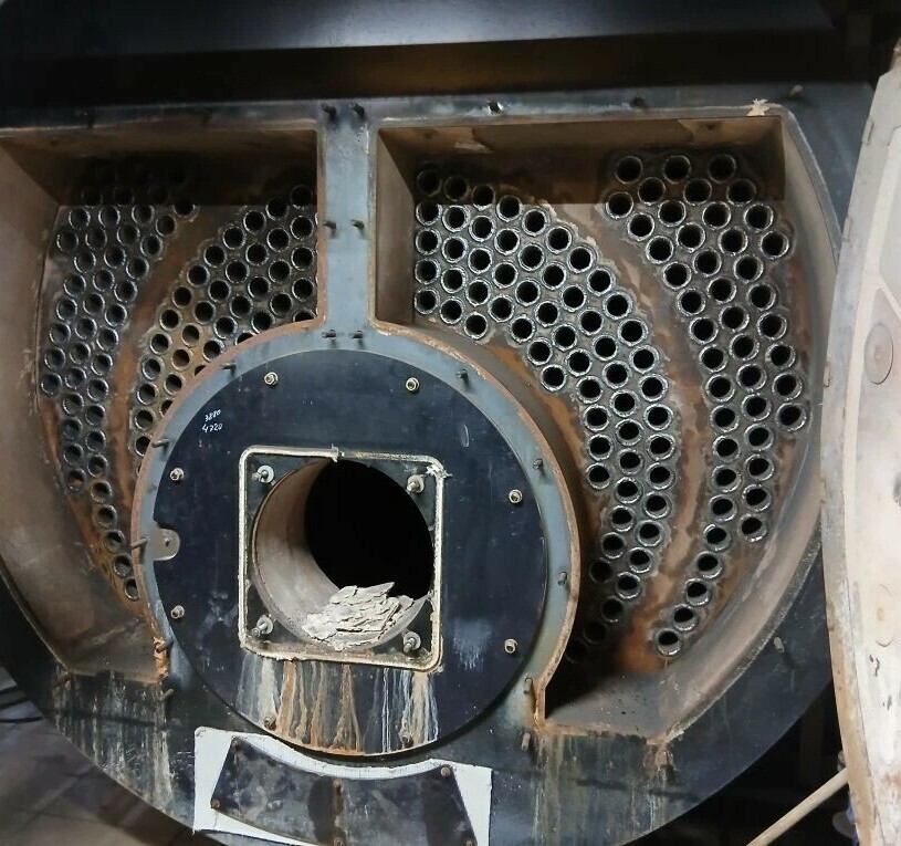 Котёл, готовый к гидроиспытаниям. Трубки набиты и обварены. Закончены сварочные работы. Передняя часть котла.
